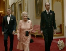 Daniel Craig como James Bond acompaña a la Reina que aceptó participar a petición del director Danny Boyle